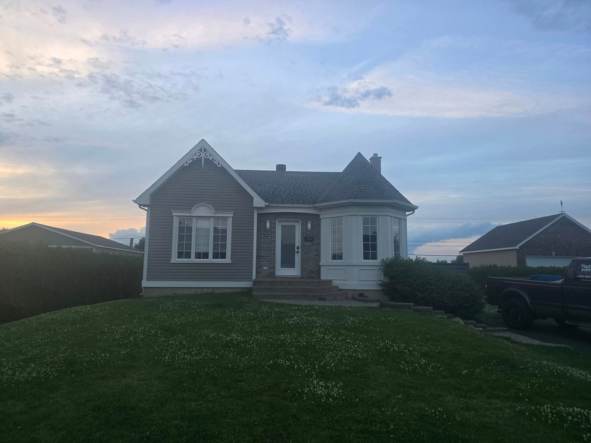Maison avec toiture neuve en bardeaux au crépuscule