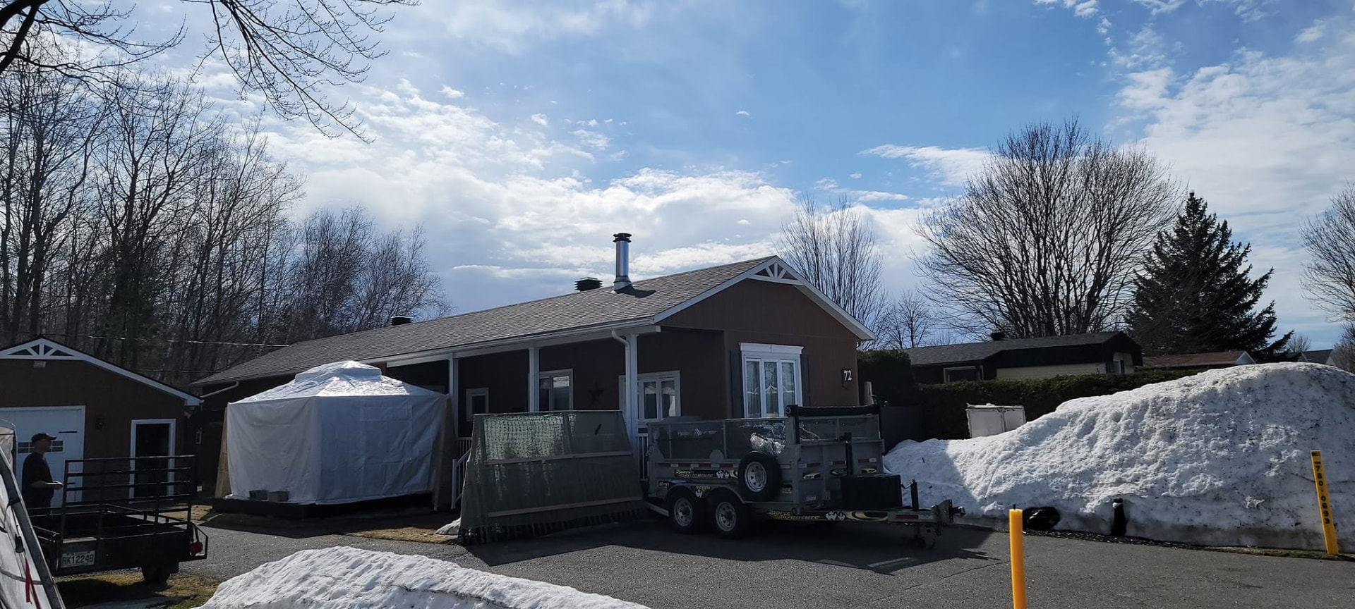 Chantier de toiture en hiver avec remorque AllStar