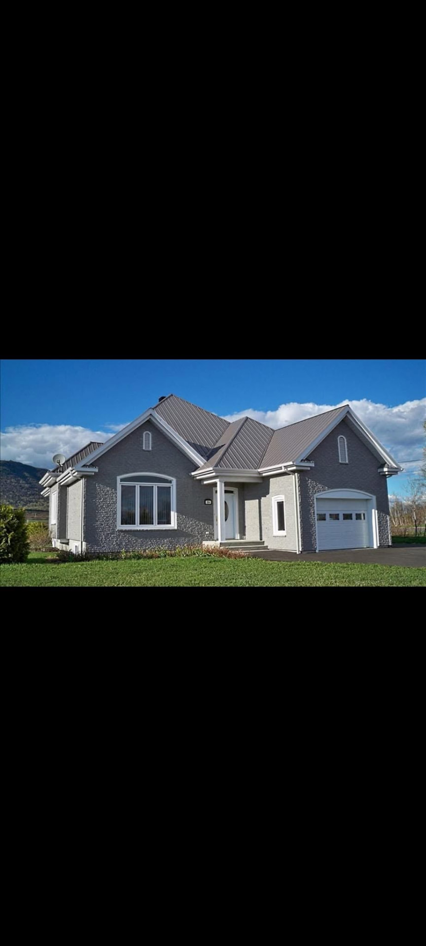 Maison avec toiture d'acier grise installée par Toiture AllStar